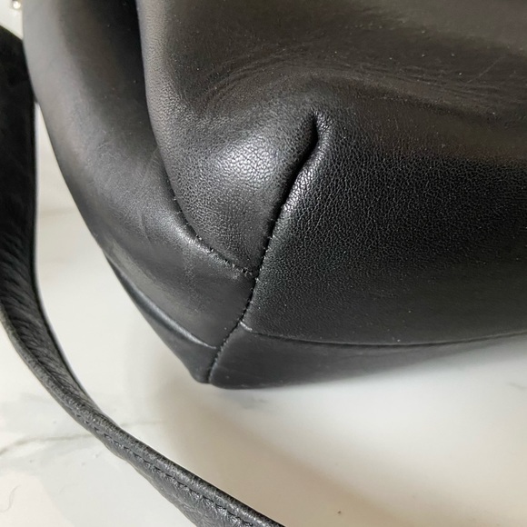 Tumi Black Leather Crossbody Messenger Bag Lock and Keys included. - Picture 5 of 12